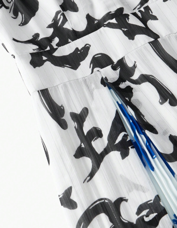 Detalhe da cintura e sobreposição de estampas na saia do vestido feminino