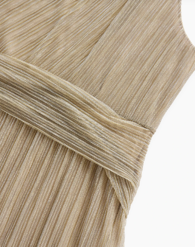 Detalhe da cintura marcada do vestido Dourado Areia com drapeado diagonal e textura plissada.