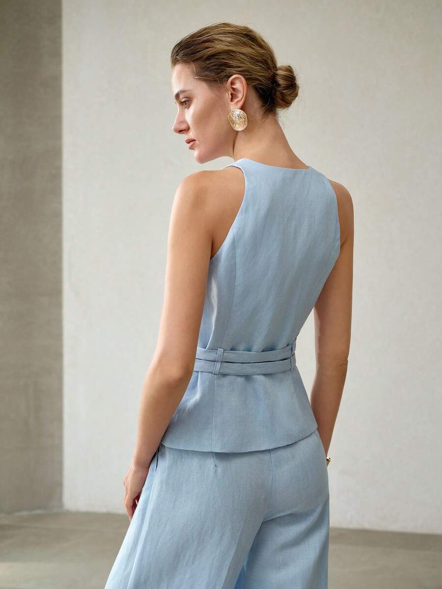 Detalhe da faixa com ferragens do colete feminino 