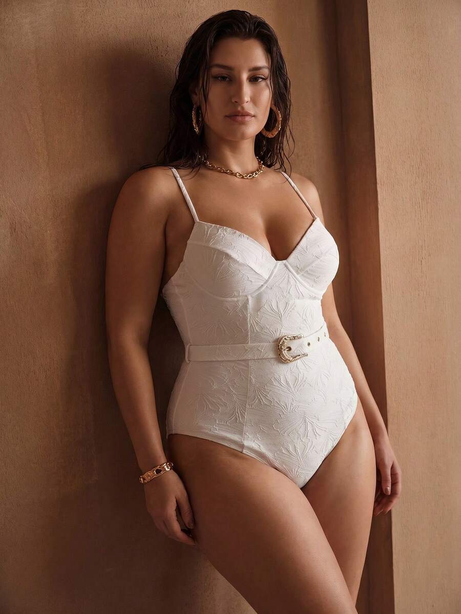 Detalhe da fivela dourada decorativa do maiô Branco Plus Size 