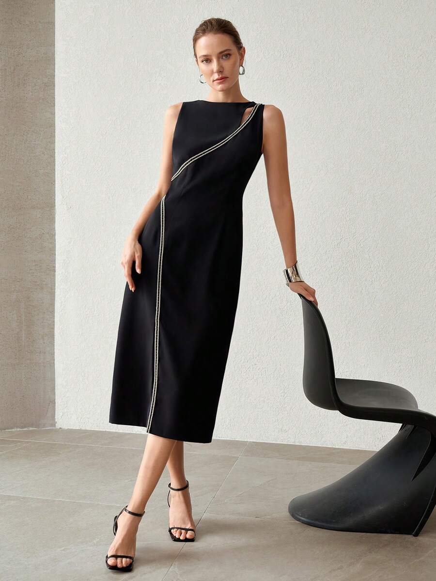 Detalhe da gola e aplicação diagonal do vestido midi preto elegante