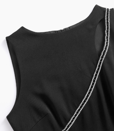 Detalhe da gola e aplicação diagonal do vestido midi preto elegante