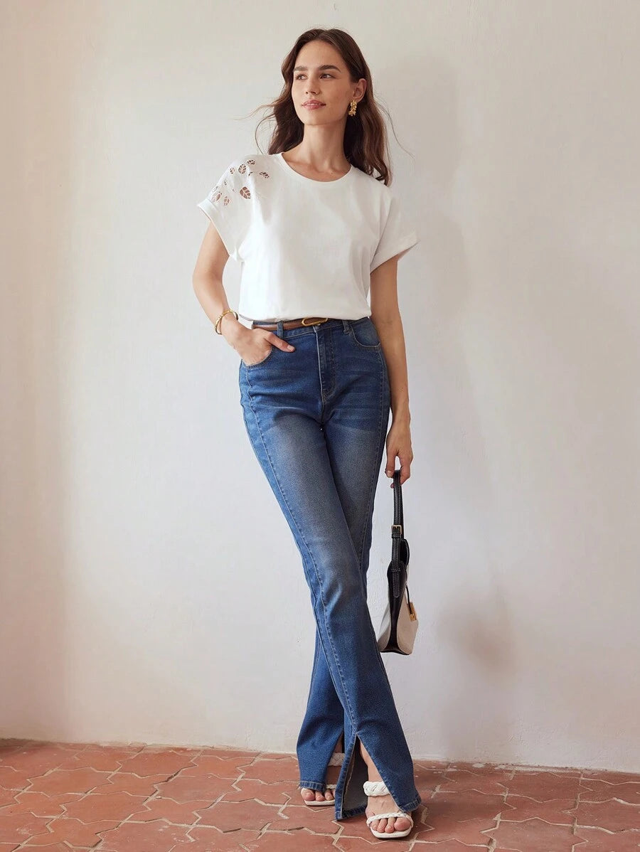 Detalhe da gola redonda em blusa feminina branca de algodão