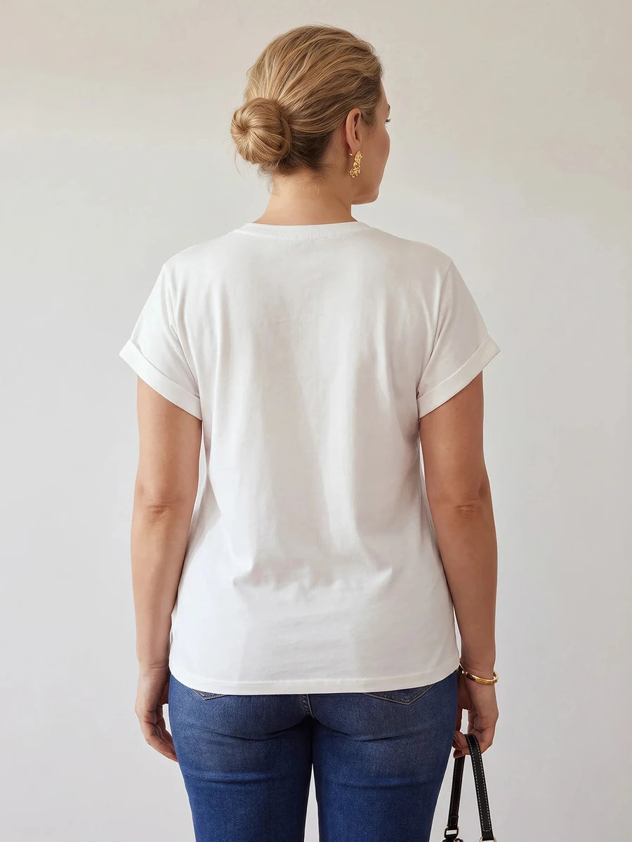 Detalhe da gola redonda em blusa feminina branca de algodão plus size