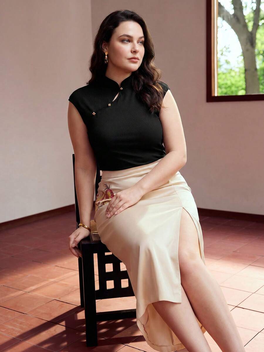 Detalhe da malha canelada preta e aplique metálico dourado com acabamento delicado no decote Plus Size 