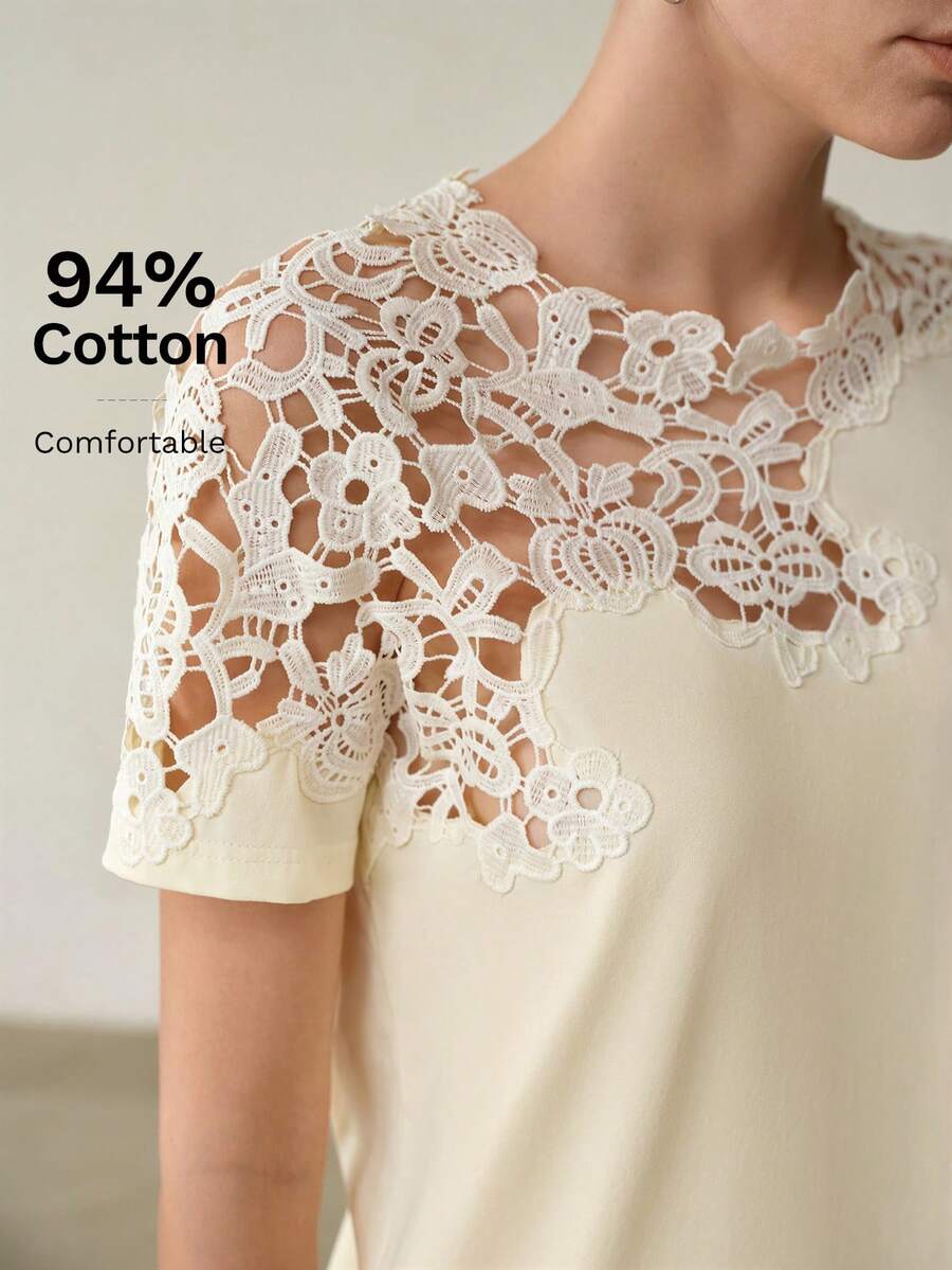 Detalhe da manga curta com aplicação de renda floral vazada e acabamento delicado