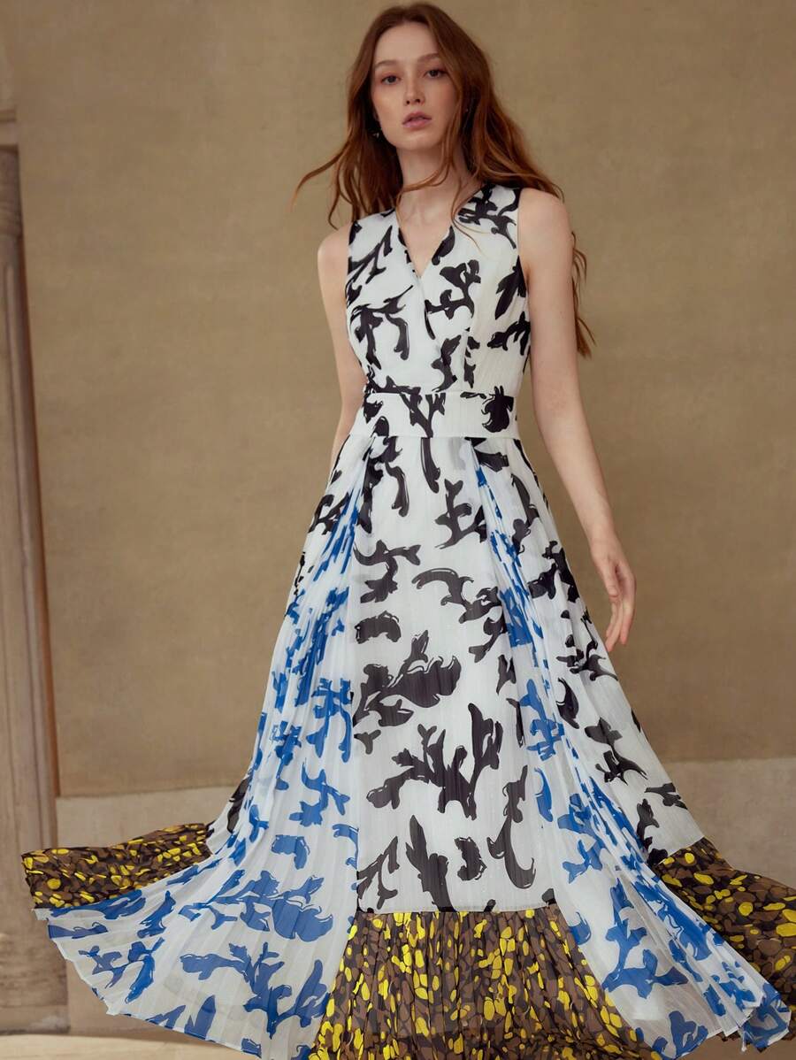 Detalhe da saia em camadas com estampas contrastantes do vestido midi