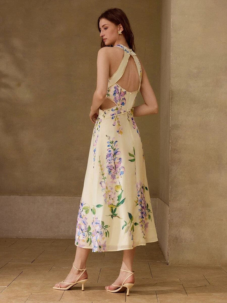 Detalhe das costas abertas e acabamento contornando os recortes do vestido Baunilha Floral.