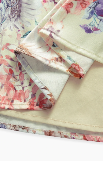 Detalhe do acabamento interno e forro do vestido midi floral feminino.