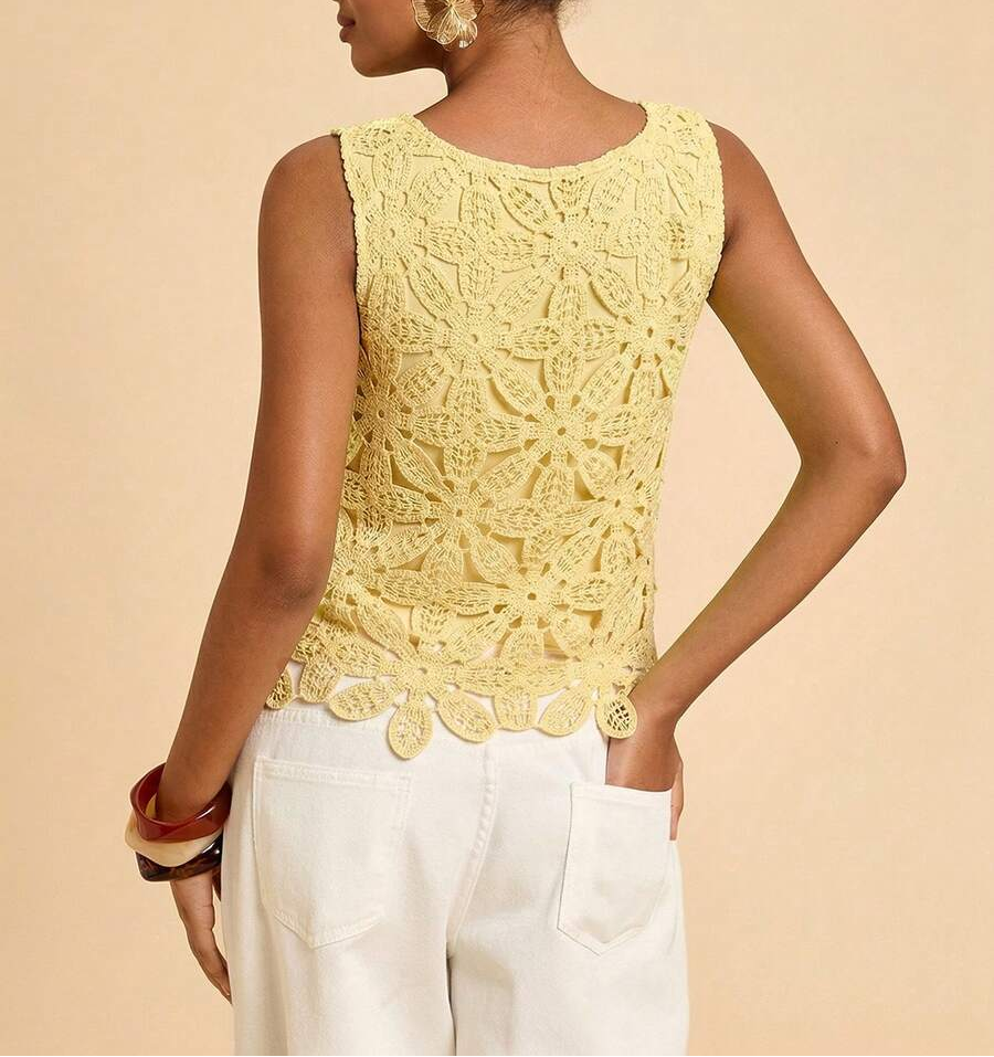 Detalhe do bordado e aplicações florais em blusa feminina sem mangas