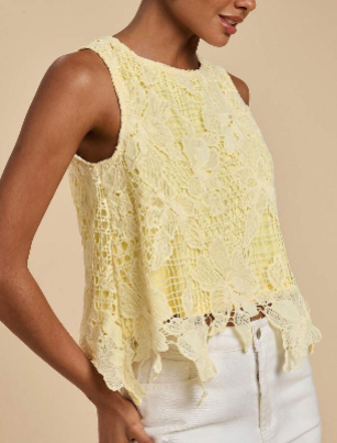 Detalhe do bordado e aplicações florais em blusa feminina sem mangas