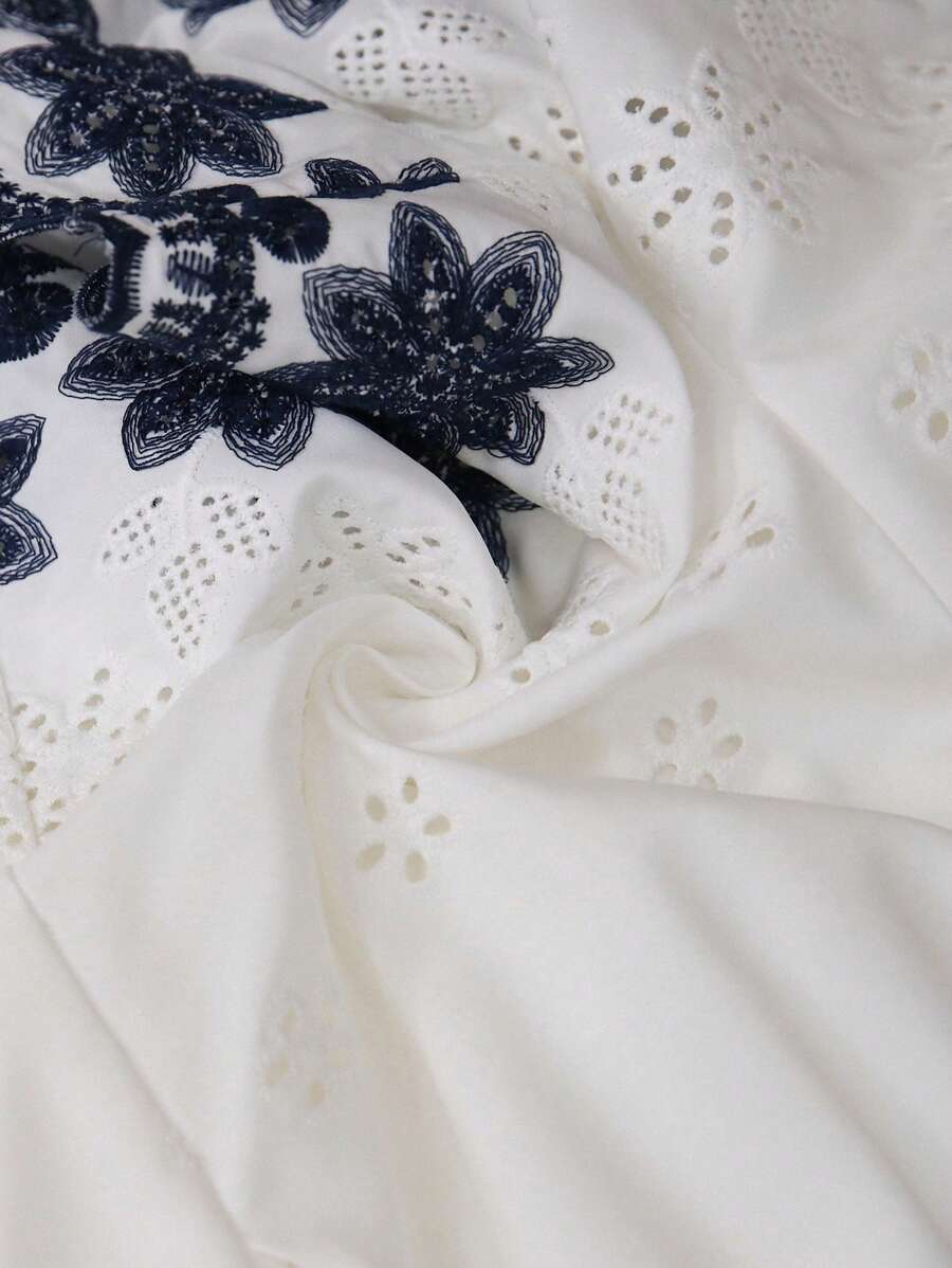 Detalhe do bordado floral azul no conjunto feminino branco – Boutique do Encanto
