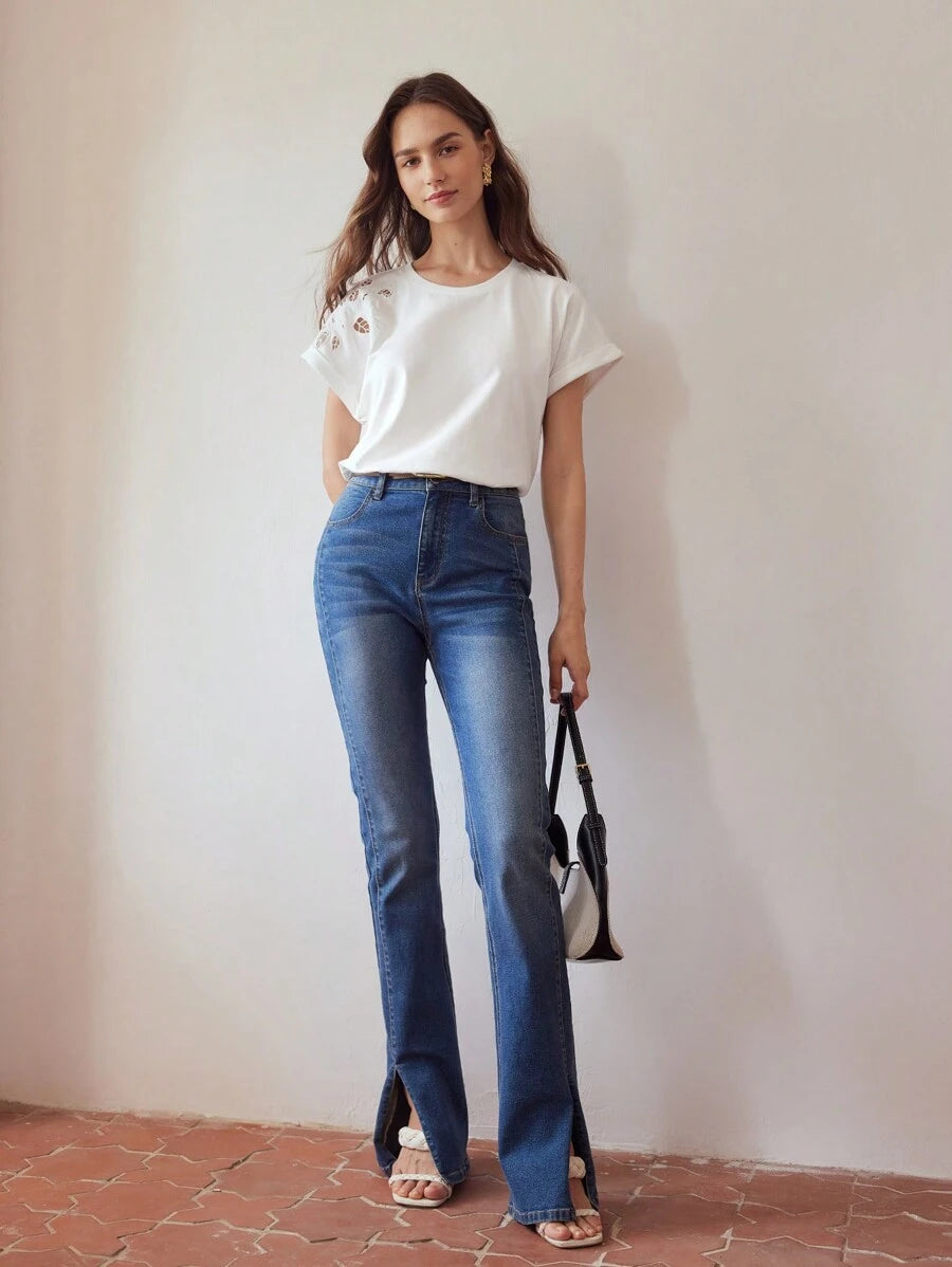 Detalhe do bordado floral vazado no ombro da blusa feminina branca
