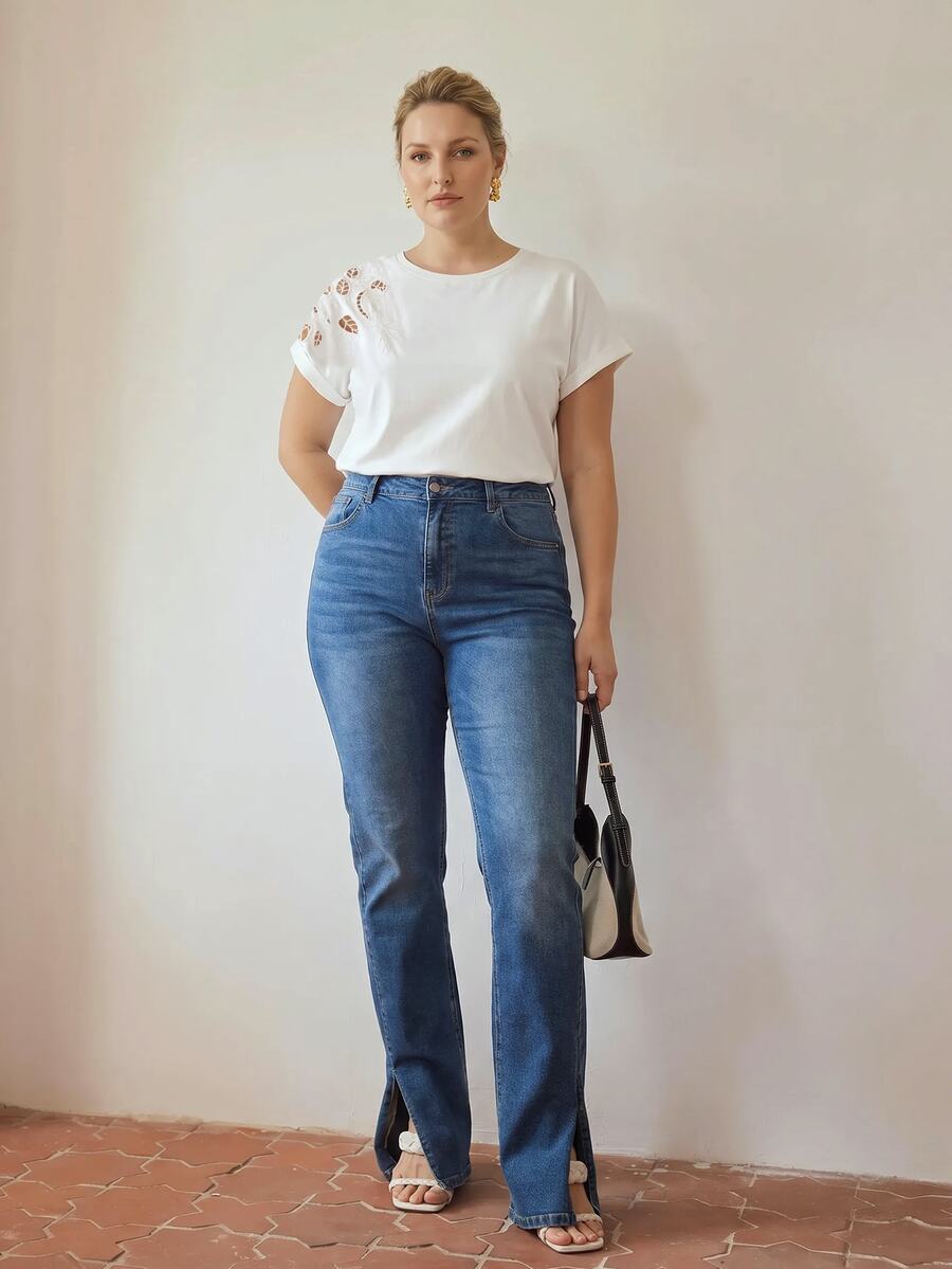 Detalhe do bordado floral vazado no ombro da blusa feminina branca plus size
