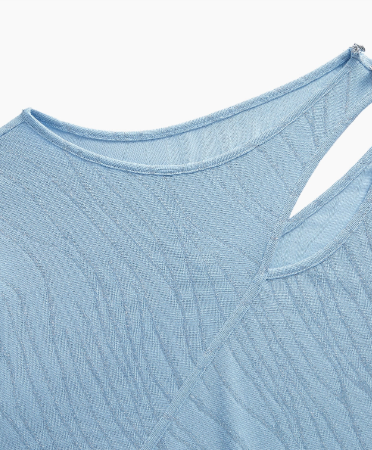 Detalhe do decote canoa e construção assimétrica da blusa Plus Size com recorte no colo