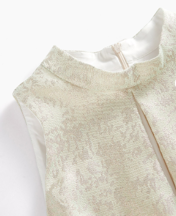 Detalhe do decote gota e acabamento do vestido midi jacquard