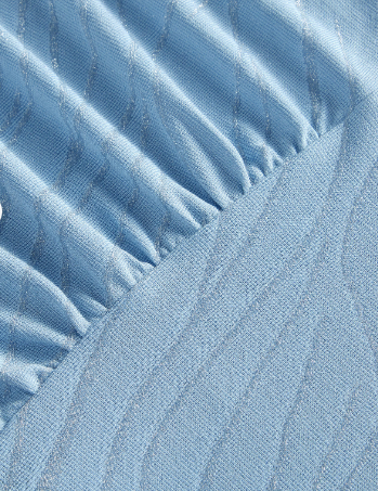 Detalhe do franzido lateral da blusa Plus Size azul com costura e acabamento estruturado