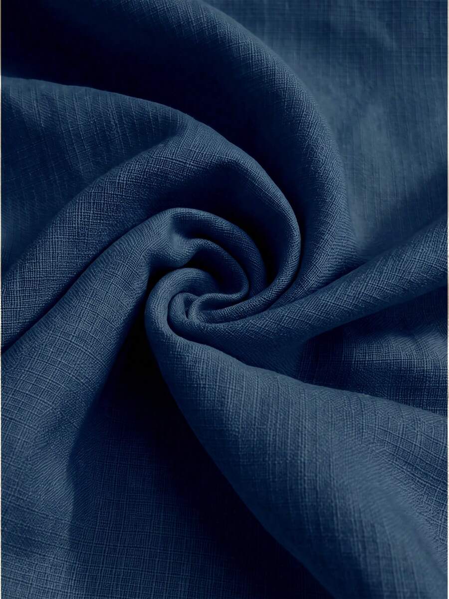 Detalhe do tecido azul  texturizado do conjunto feminino com blusa e bermuda