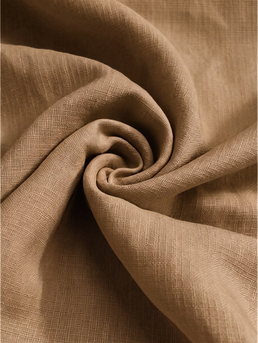 Detalhe do tecido marrom  texturizado do conjunto feminino com blusa e bermuda