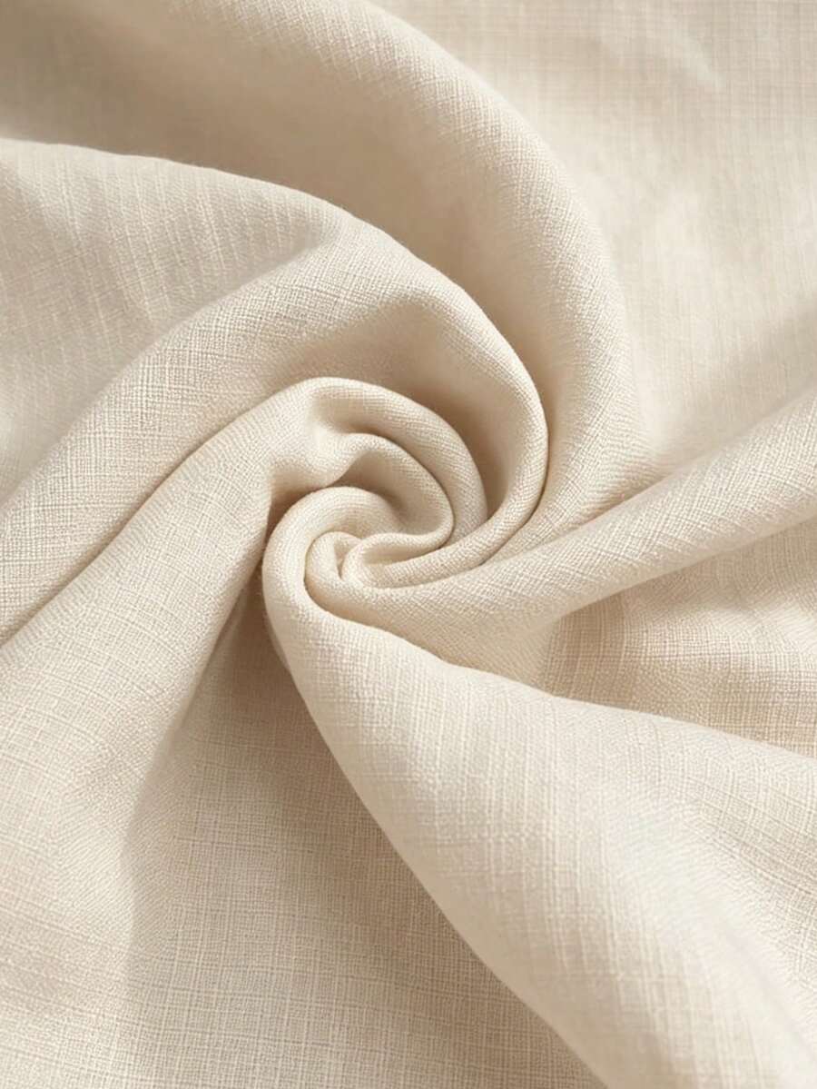 Detalhe do tecido off white  texturizado do conjunto feminino com blusa e bermuda