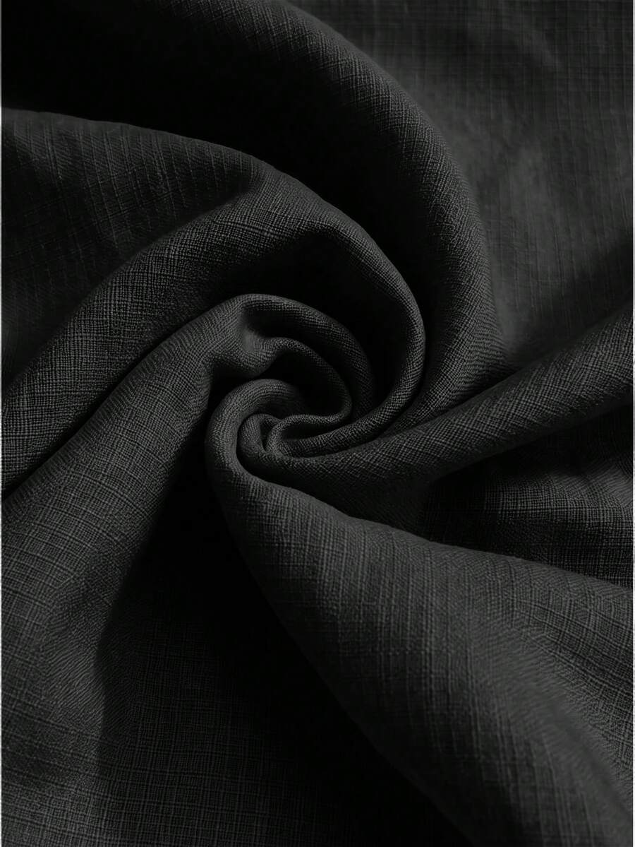 Detalhe do tecido preto  texturizado do conjunto feminino com blusa e bermuda