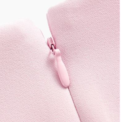 Detalhe do zíper discreto do vestido Rosa Chá com acabamento no mesmo tom do tecido.