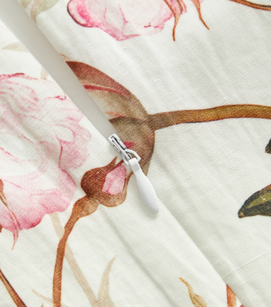 Detalhe do zíper discreto integrado à estampa floral do vestido feminino Off White.