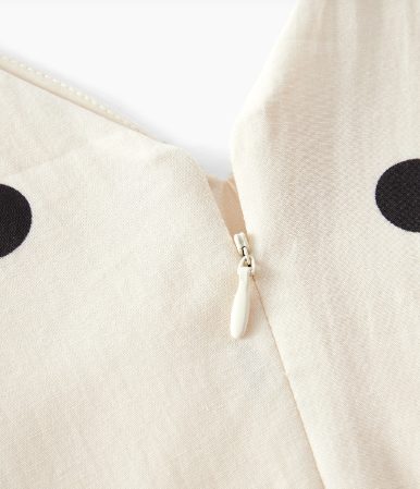 Detalhe do zíper discreto integrado à estampa floral do vestido feminino Off White.