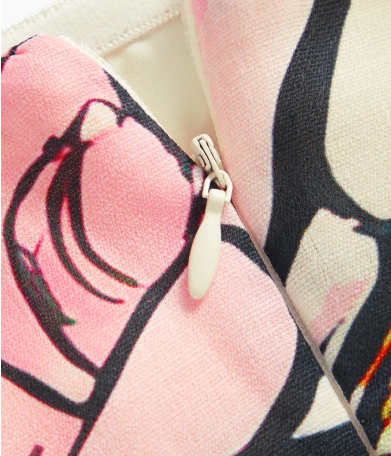 Detalhe do zíper e acabamento do vestido floral creme rosé