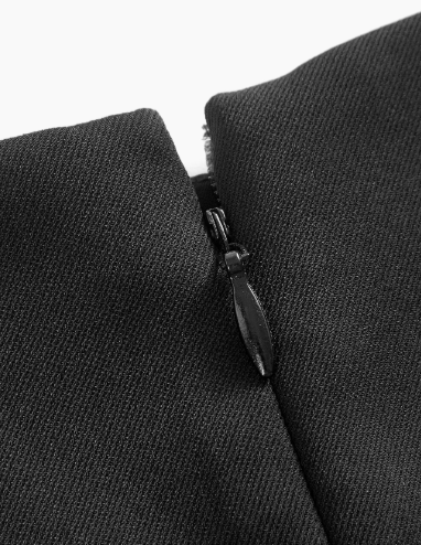 Detalhe do zíper posterior discreto do vestido feminino preto