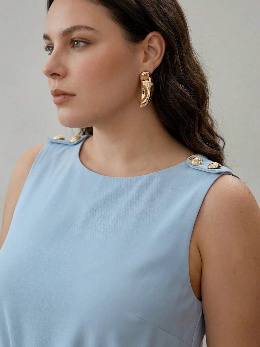 Detalhe dos botões dourados no ombro do vestido Plus Size