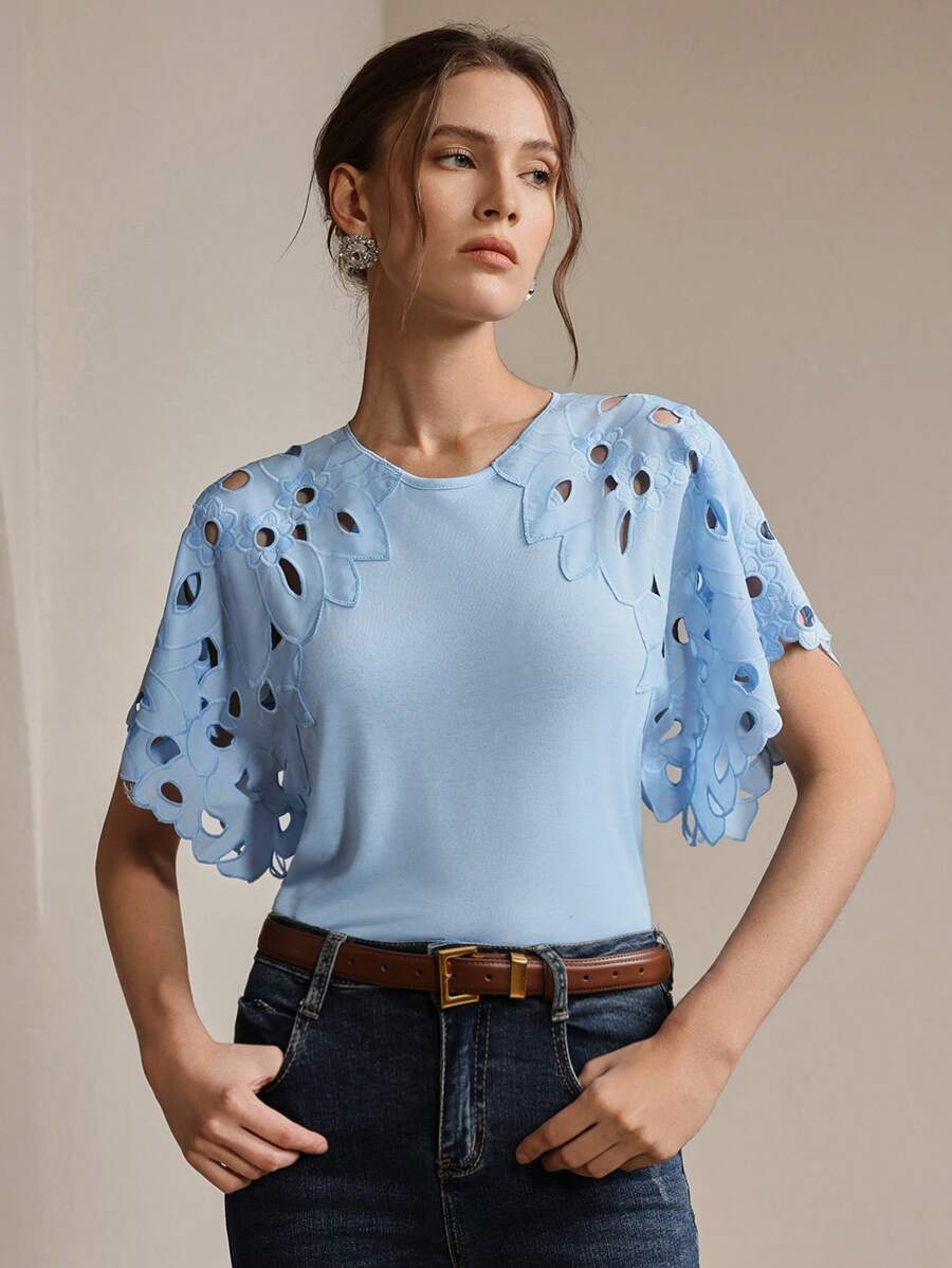 Detalhe dos recortes vazados no ombro e manga curta da blusa feminina na cor Azul Claro 