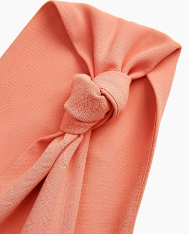 Detalhe drapeado com nó no ombro do vestido feminino Rosa Coral Suave, mostrando o acabamento da modelagem.