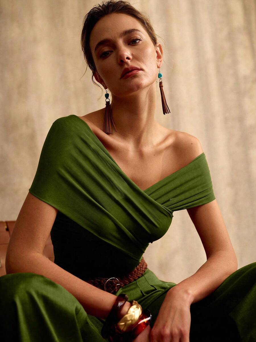 Detalhe frontal da blusa verde transpassada com decote ombro a ombro