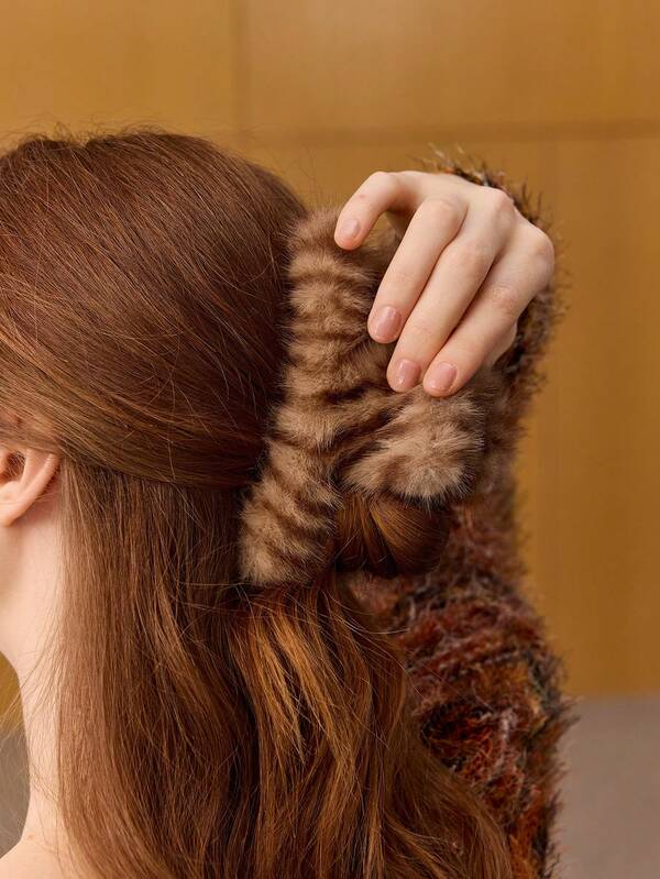 Fivela de Cabelo em Pelúcia Animal Print - Coleção Vintage - Novidade Outono Inverno 2026 - Boutique do Encanto 