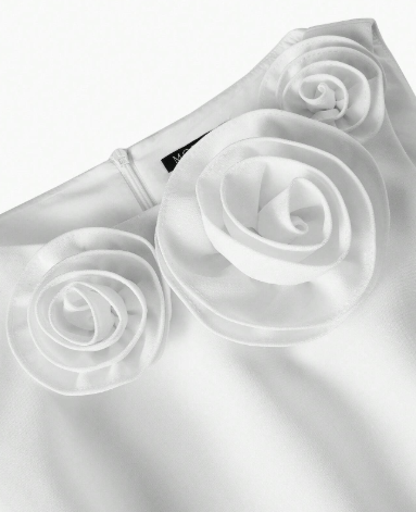 Flores em close: Detalhe das flores 3D em tecido aplicadas no decote do vestido off white feminino