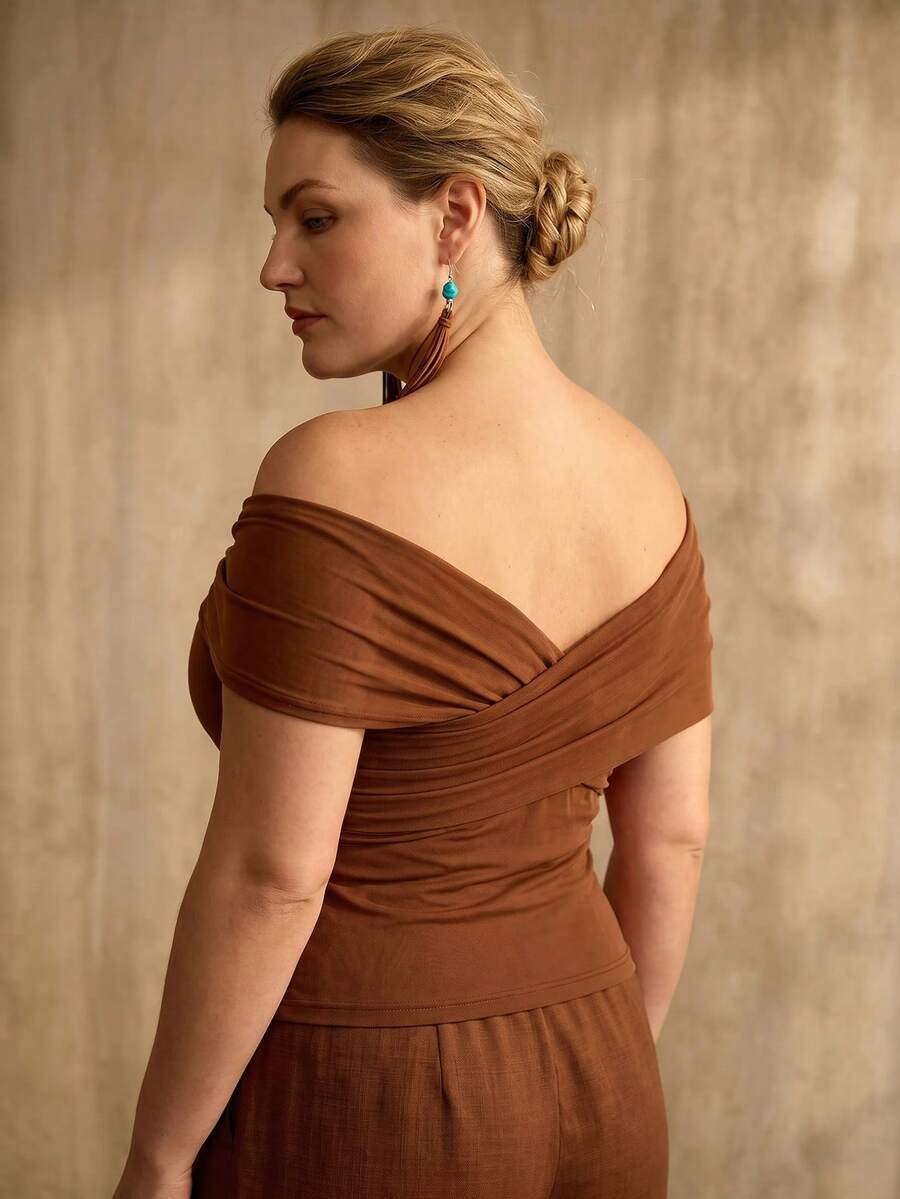 Look elegante feminino em tons terrosos com blusa transpassada castanho - plus size - Boutique do Encanto 