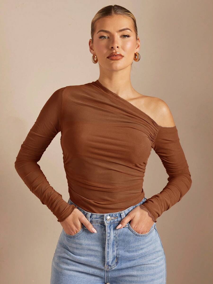Look feminino com blusa marrom e jeans casual chic