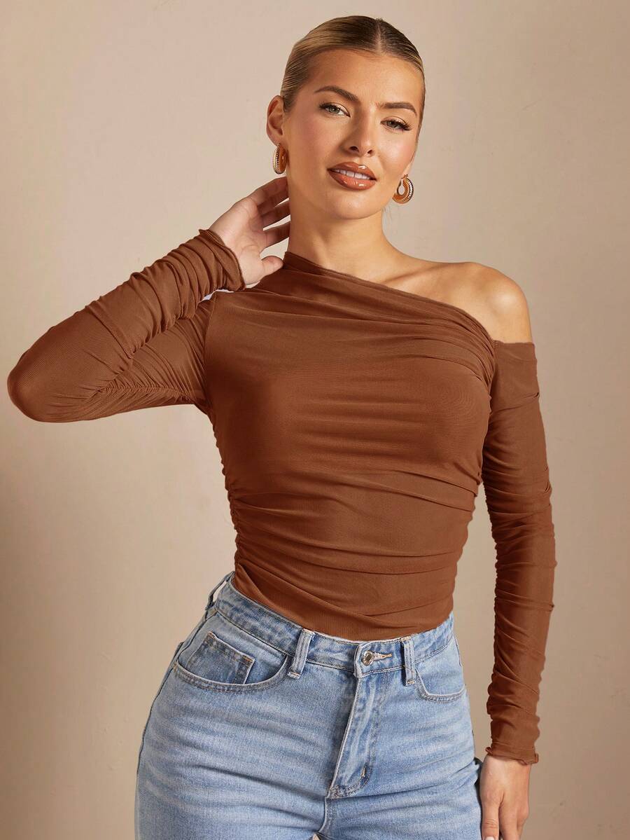 Look feminino com blusa marrom e jeans casual chic
