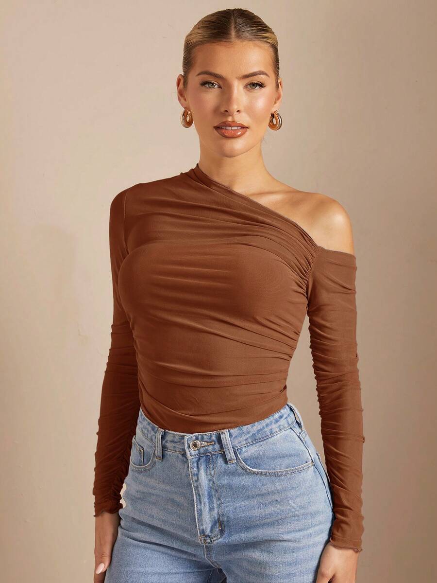 Look feminino com blusa marrom e jeans casual chic