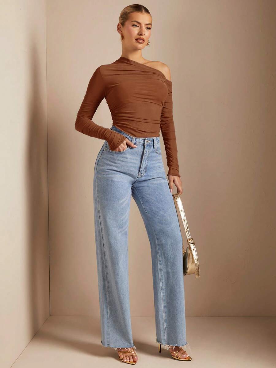 Look feminino com blusa marrom e jeans casual chic