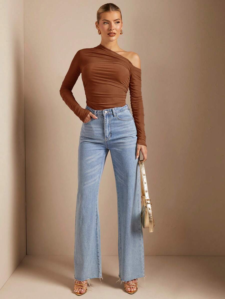 Look feminino com blusa marrom e jeans casual chic