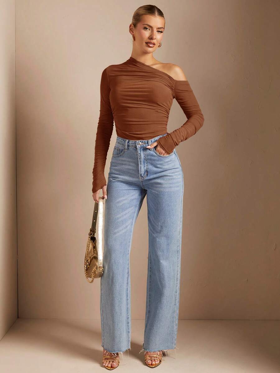 Look feminino com blusa marrom e jeans casual chic