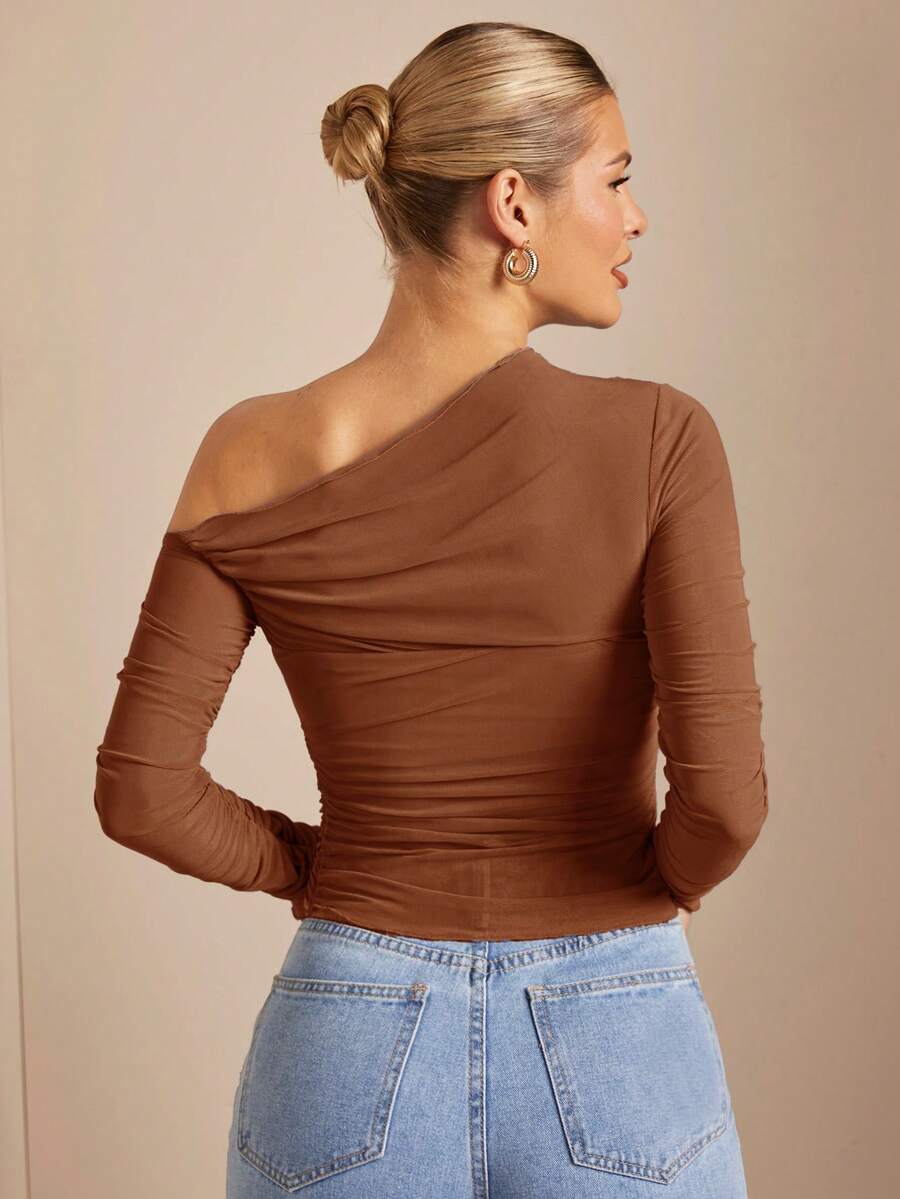 Look feminino com blusa marrom e jeans casual chic