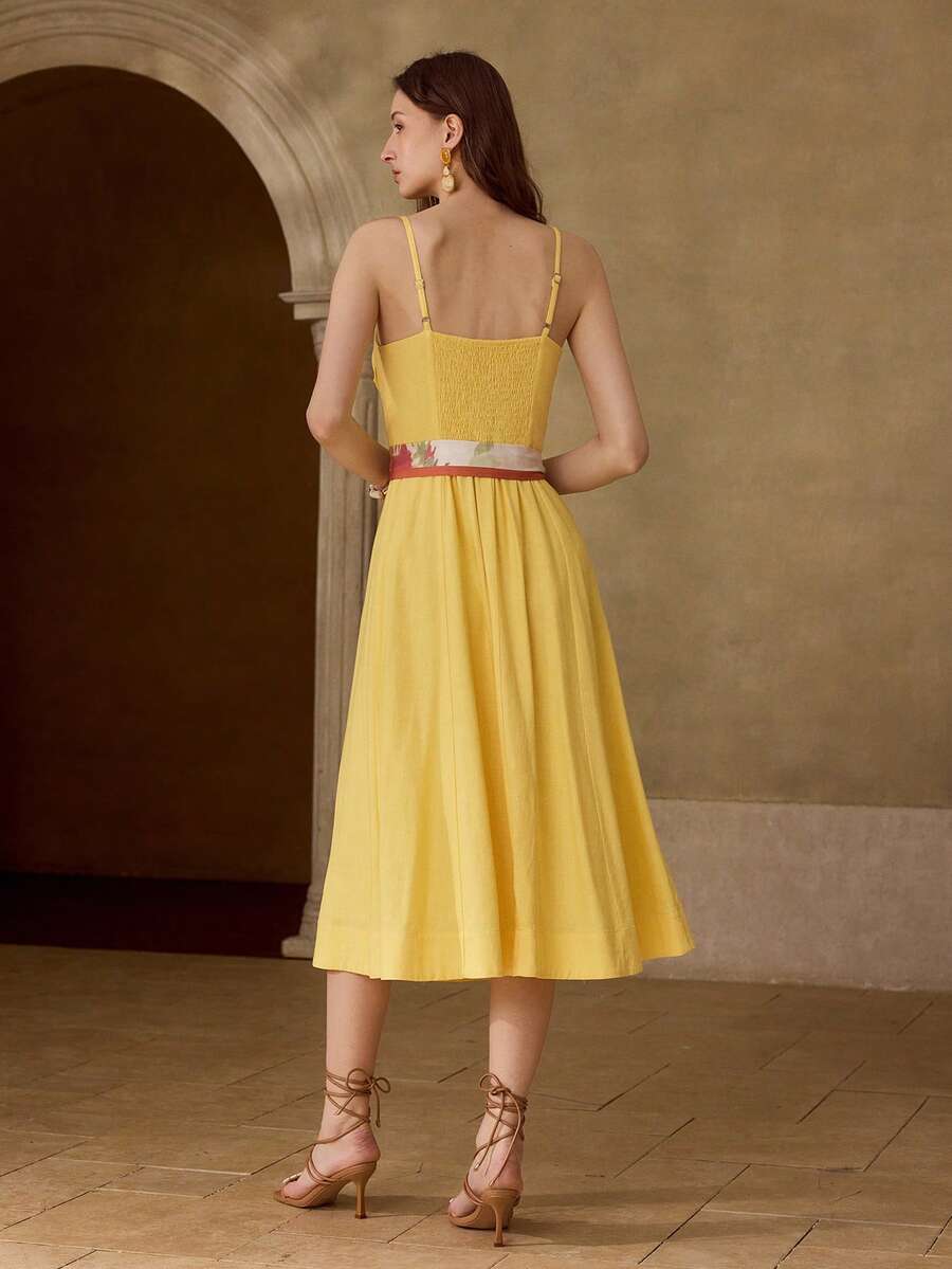 Look feminino de verão com vestido midi amarelo solar