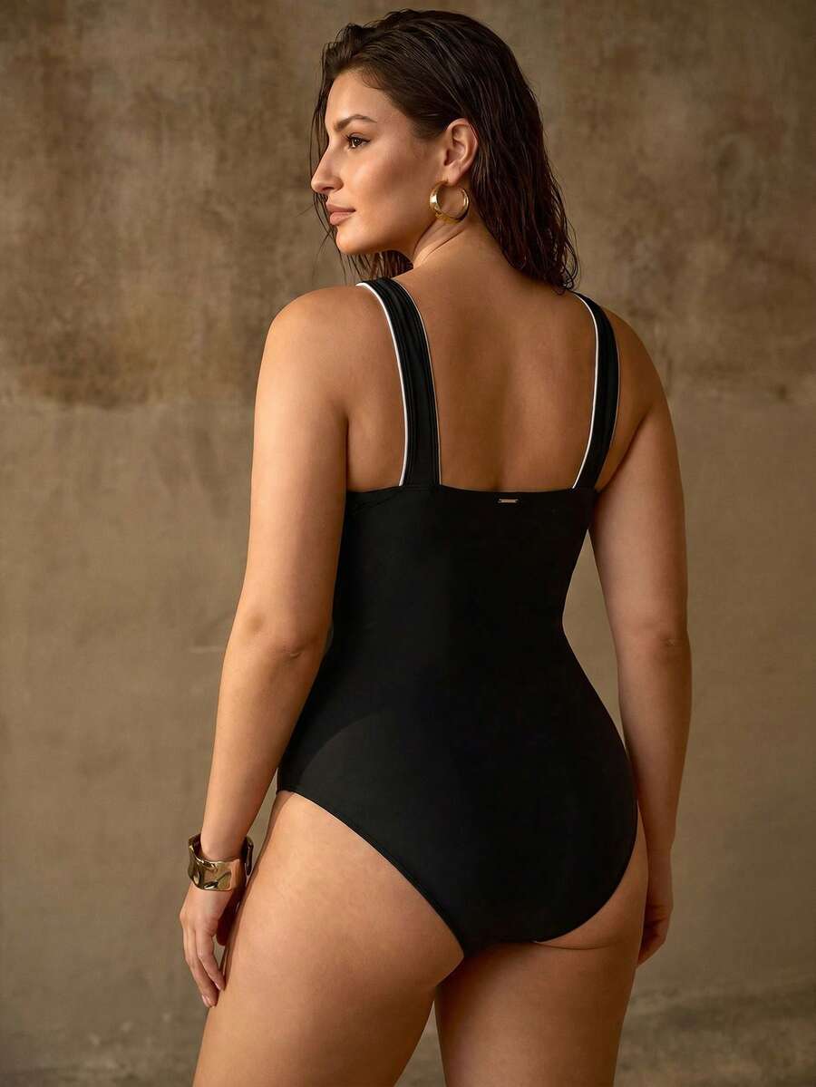 Maiô feminino Preto visto de costas com cobertura ampla e alças estruturadas - Plus Size