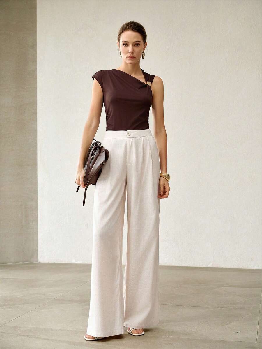 Pantalona Areia Clara combinada com blusa marrom