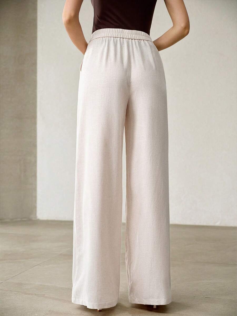 Pantalona feminina clara de caimento solto