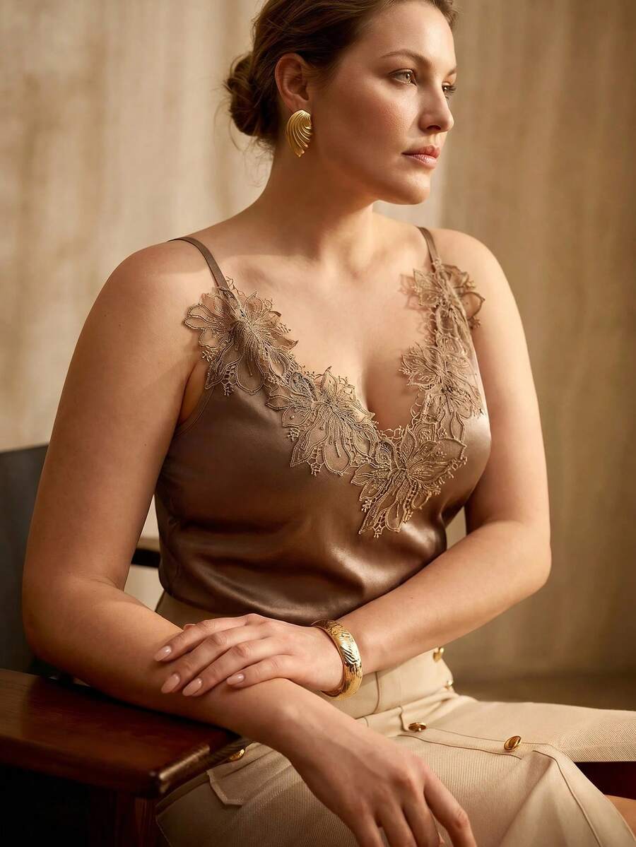 Regata feminina  Moka Claro  Plus Size, toque de seda com renda floral no decote V - Boutique do Encanto