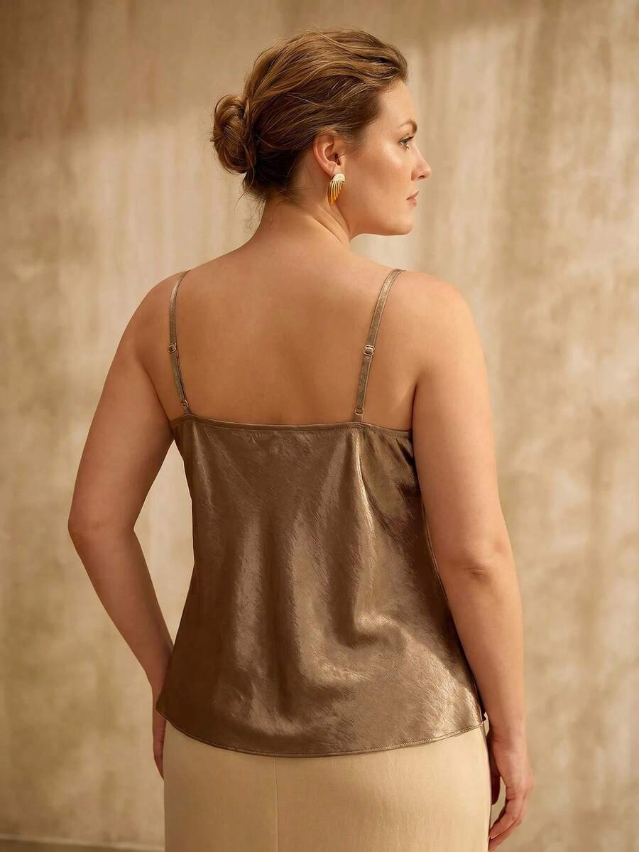 Regata feminina  Moka Claro  Plus Size, toque de seda com renda floral no decote V - Boutique do Encanto